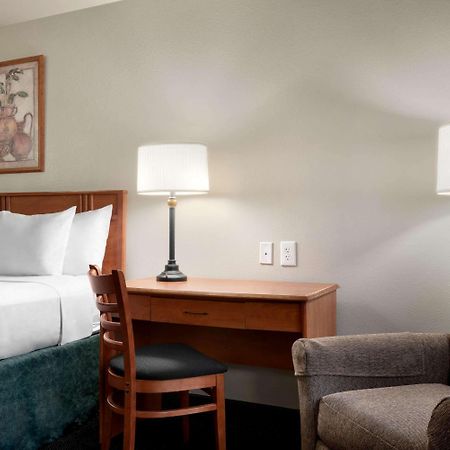 Travelodge By Wyndham Clinton Valley West Court Экстерьер фото