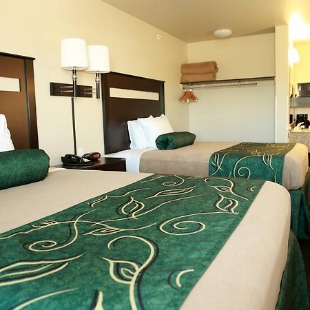 Travelodge By Wyndham Clinton Valley West Court Экстерьер фото