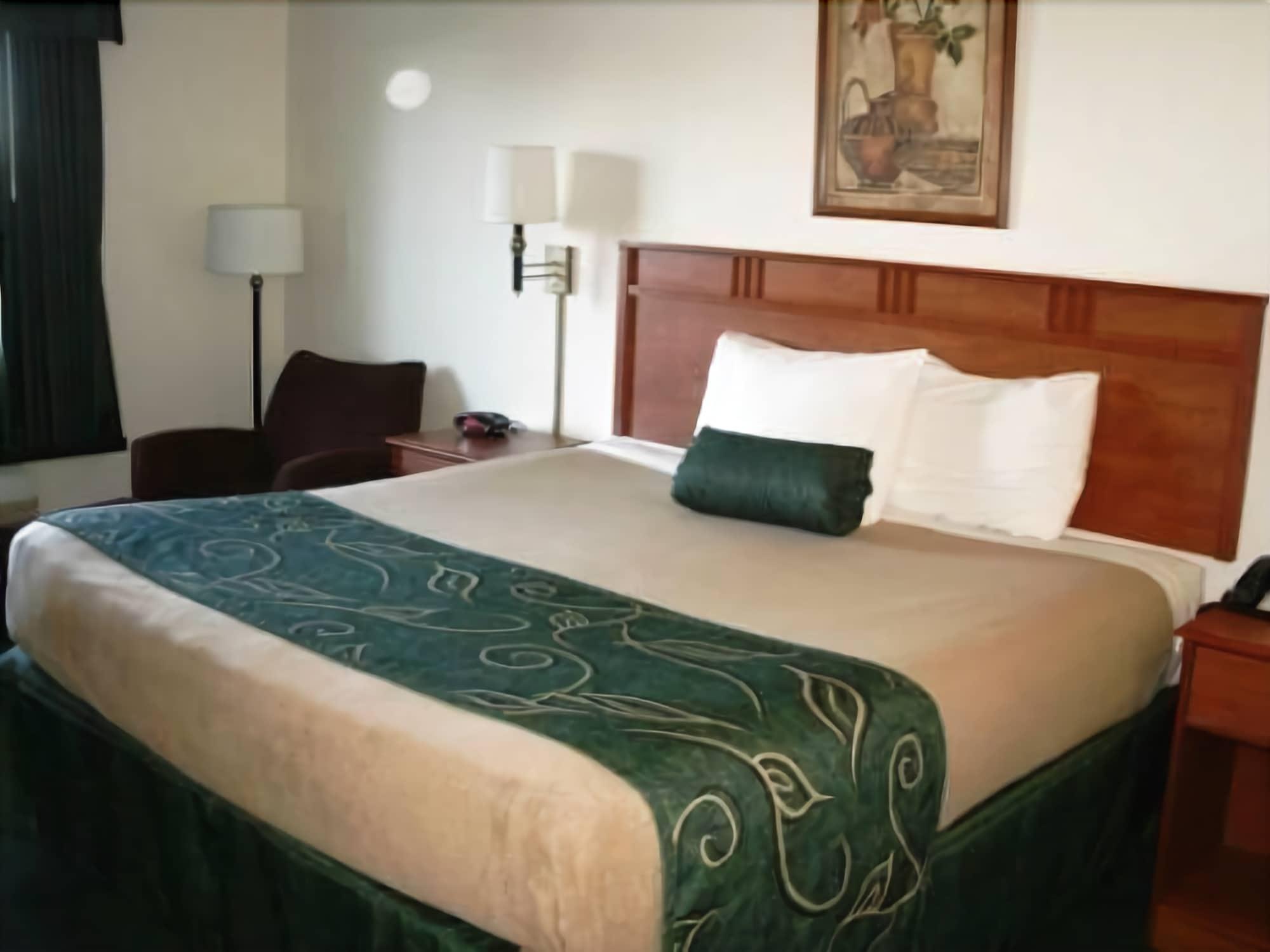 Travelodge By Wyndham Clinton Valley West Court Номер фото