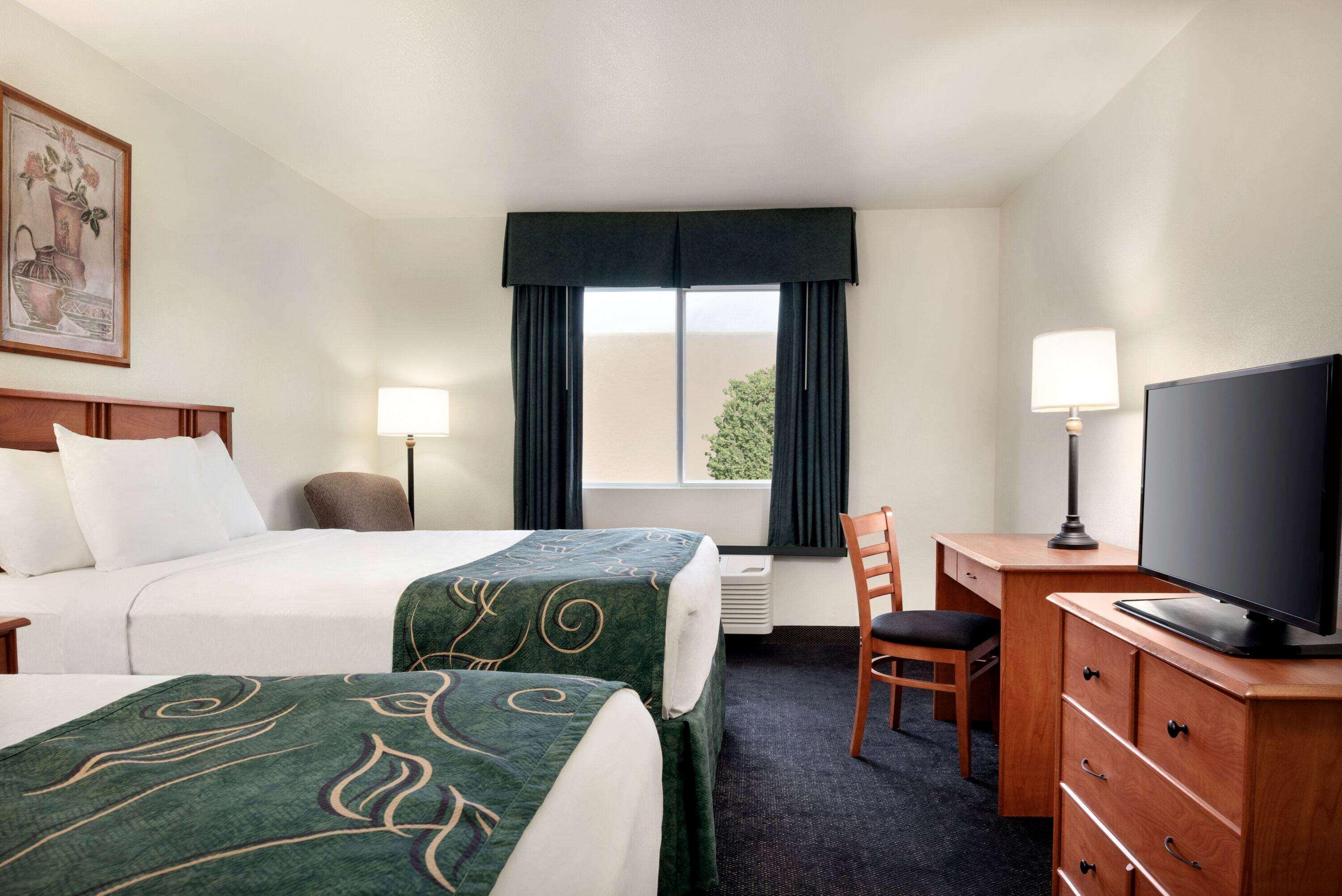 Travelodge By Wyndham Clinton Valley West Court Экстерьер фото