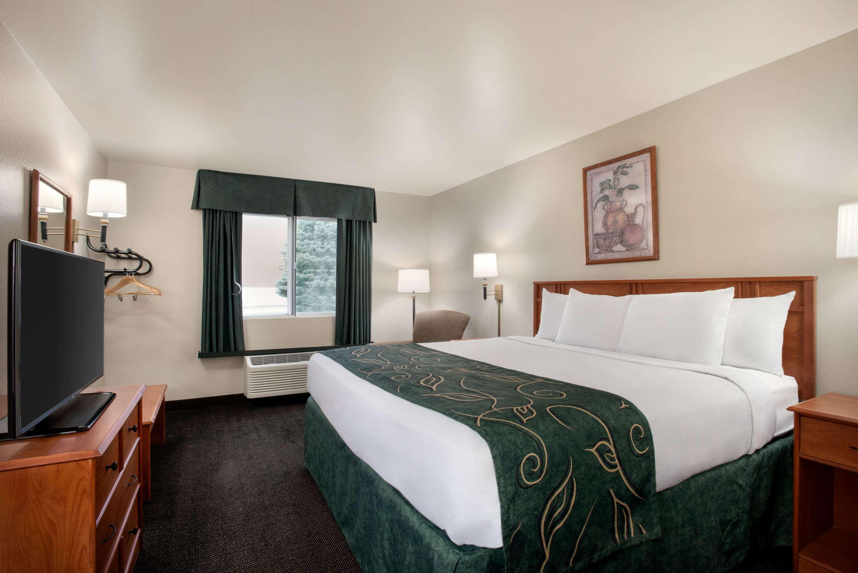 Travelodge By Wyndham Clinton Valley West Court Экстерьер фото