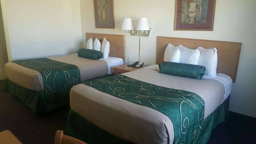 Travelodge By Wyndham Clinton Valley West Court Экстерьер фото
